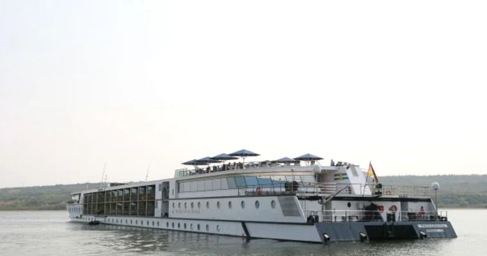 Turiştii străini blocaţi pe Dunăre vor ajunge astăzi la Bucureşti