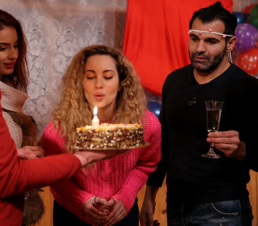 Otniela a primit un tort aniversar