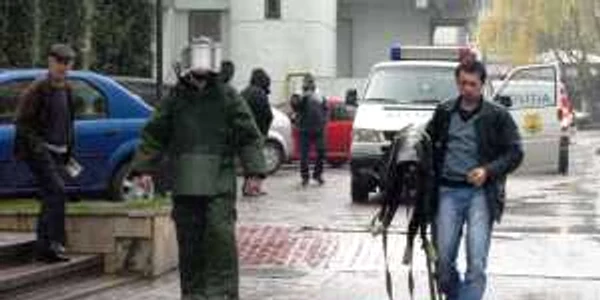 Pirotehniştii au intervenit, însă alarma cu bombă nu a fost confirmată. Foto: D.G. ARHIVĂ