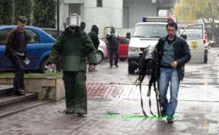 Pirotehniştii au intervenit, însă alarma cu bombă nu a fost confirmată. Foto: D.G. ARHIVĂ