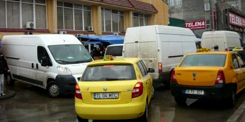 Şi ambuteiajele în trafic ar putea fi evitate dacă tulcenii ar opta pentru transportul în comun (arhivă)