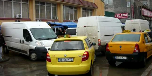Şi ambuteiajele în trafic ar putea fi evitate dacă tulcenii ar opta pentru transportul în comun (arhivă)