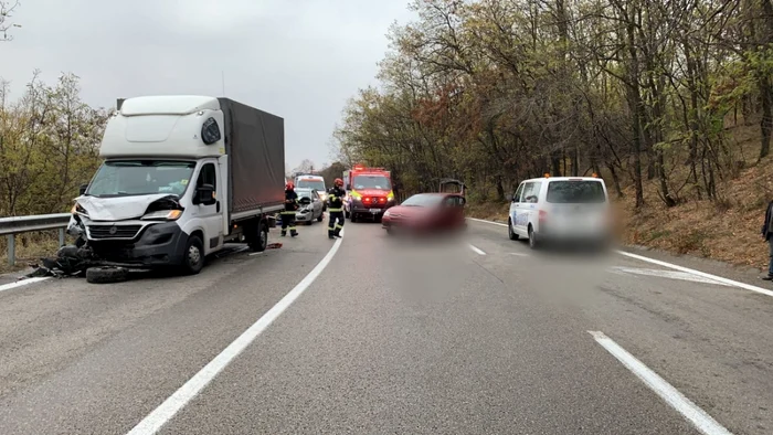 Accident rutier cu blocarea traficului pe Dealul Negru - DN7 - în zona Milcoiu - Vâlcea Foto Adevărul