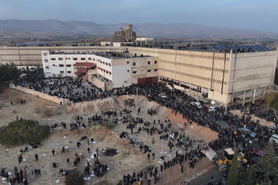 Închisoarea „abator” din Siria: familiile își caută cu disperare rudele. Se vorbește de un labirint de celule nedescoperite numite „secțiunea roșie”