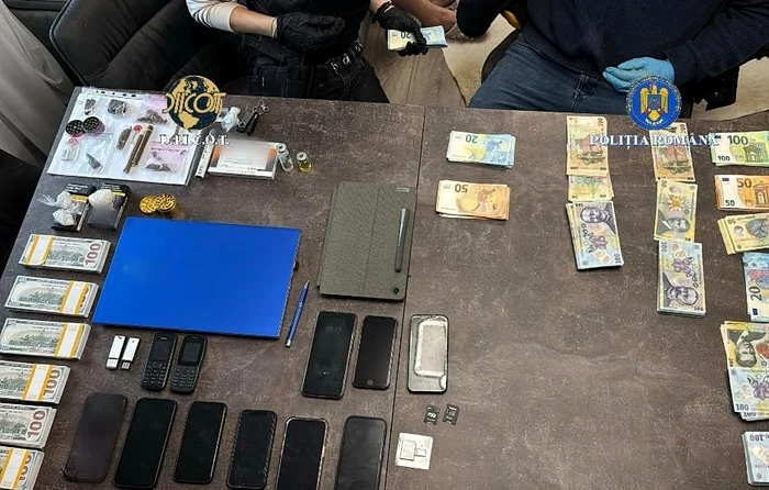 Anchetatorii au confiscat bani și droguri FOTO: Poliția Română