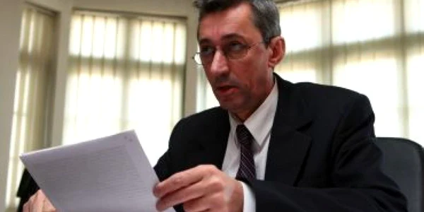 Directorul Constantin Moşoiu vine degeaba la serviciu