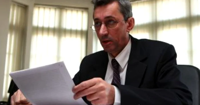 Directorul Constantin Moşoiu vine degeaba la serviciu