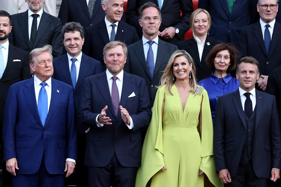 FOTO Profimedia Nicușor Dan, în spatele lui Trump la o fotografie de grup la Palatul Huis ten Bosch, în marja summitului NATO de la Haga