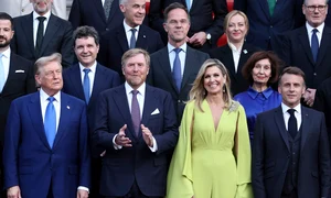 FOTO Profimedia Nicușor Dan, în spatele lui Trump la o fotografie de grup la Palatul Huis ten Bosch, în marja summitului NATO de la Haga