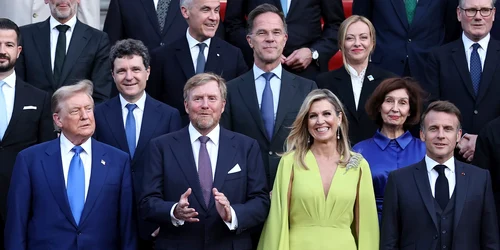 FOTO Profimedia Nicușor Dan, în spatele lui Trump la o fotografie de grup la Palatul Huis ten Bosch, în marja summitului NATO de la Haga