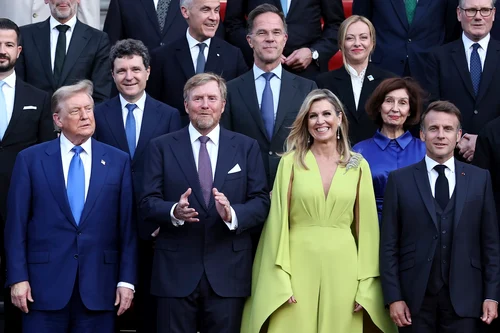 FOTO Profimedia Nicușor Dan, în spatele lui Trump la o fotografie de grup la Palatul Huis ten Bosch, în marja summitului NATO de la Haga