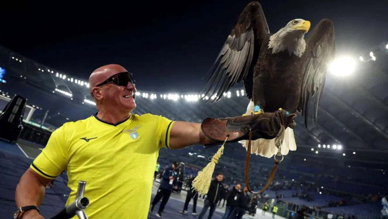  Juan Bernabé dresa șoimul, simbolul echipei Lazio