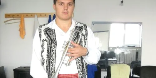 Ștefan Moacă, alături de instrumentul care l-a făcut cunoscut