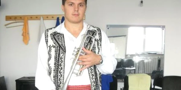 Ștefan Moacă, alături de instrumentul care l-a făcut cunoscut