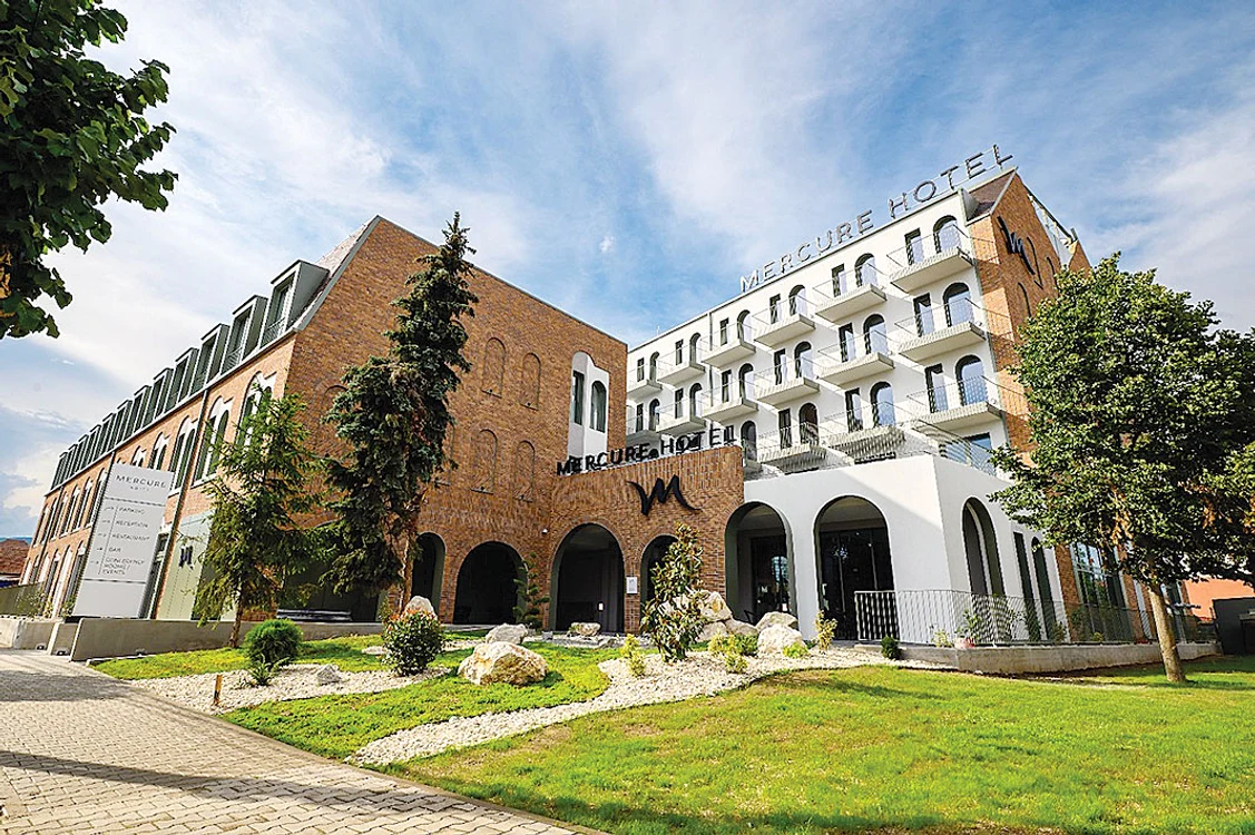 Hotelul din Alba Iulia face parte  din lanțul internațional Accor.  O cameră dublă este  300 de lei 