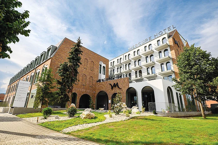 Hotelul din Alba Iulia face parte din lanțul internațional Accor. O cameră dublă este 300 de lei