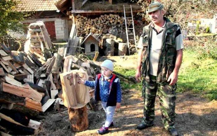 Emil Polgar şi buşteanul pe care a rămas imprimat semnul crucii.