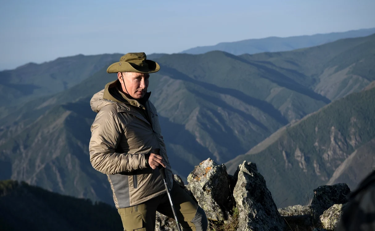 Vladimir Putint s-a aventurat pe poteci grele printre stânci în vacanţă