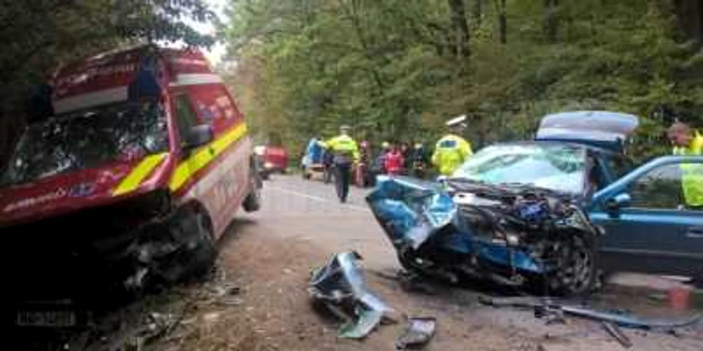 Opt persoane rănite după ce o maşină a intrat pe contrasens într-o amublanţă. FOTO www.monitorulsv.ro