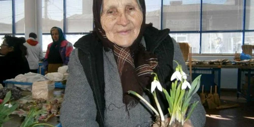 Ea este bătrânica nevoită să-şi vândă florile din gradină din cauza sărăciei