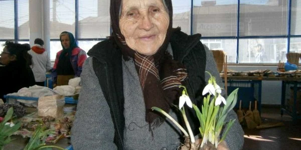 Ea este bătrânica nevoită să-şi vândă florile din gradină din cauza sărăciei