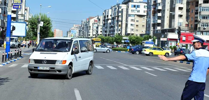 Poliţistul a oprit un şofer care încăla legea, însă nu i-a luat permisul, ci i-a cerut mită. FOTO Mediafax