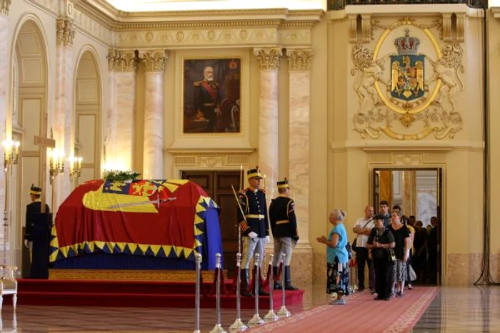 
    Sicriul cu trupul neînsuflețit al Reginei Ana a fost depus de miercuri seara la Palatul Regal din CapitalăFoto: David Muntean  