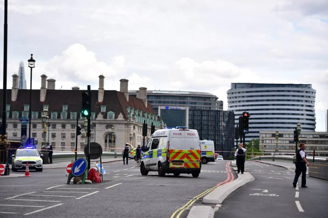 
    Podul Westminster din apropierea Parlamentului britanic a fost evacuatfoto: Ben Cawthra/Metro.co.uk  