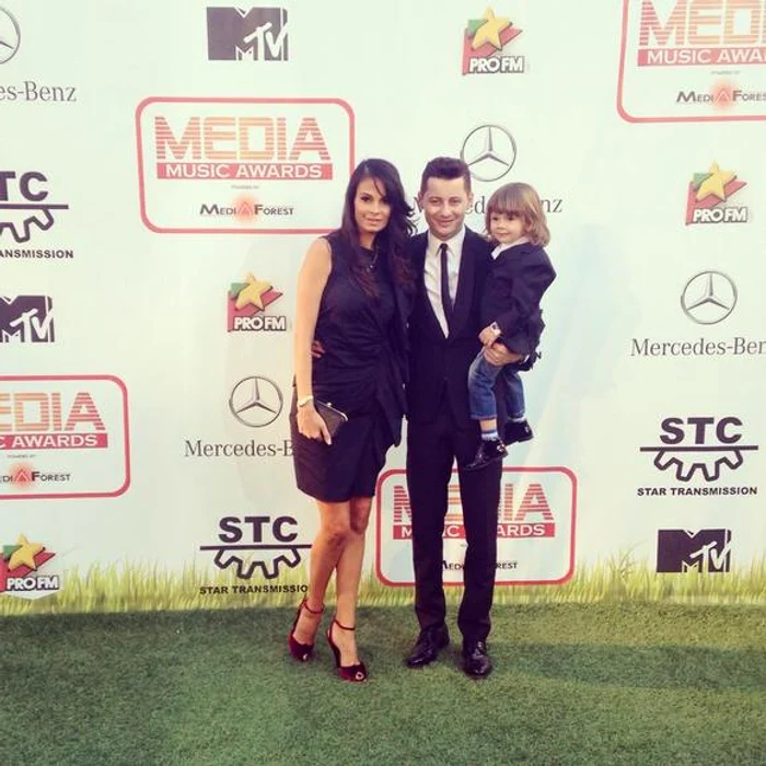 
    Adi Sână şi Anca Serea, alături de unul dintre copiii lorFoto Click!  