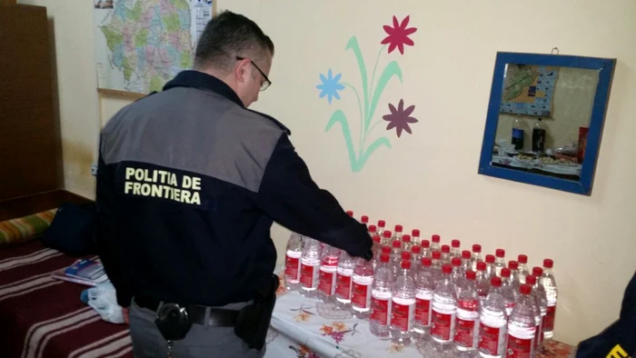 Întreaga cantitate de alcool a fost confiscată de poliţiştii de frontieră orşoveni FOTO STPF Mehedinţi