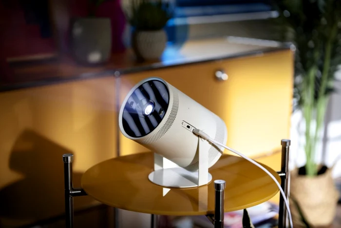 Samsung Freestyle,  videoproiector portabil.