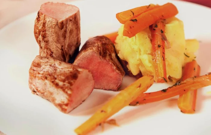Muschiulet de porc cu tarhon si piure de cartofi jpeg