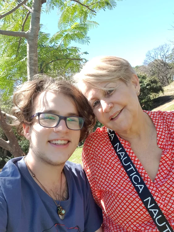 Ion, fiul lui Dragoș Dolănescu, alături de bunica lui, Margarita Valenciano