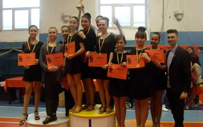 Dansatorii sportivi băcăuani au luat 18 cupe şi 47 de medalii la Cupa Brăila