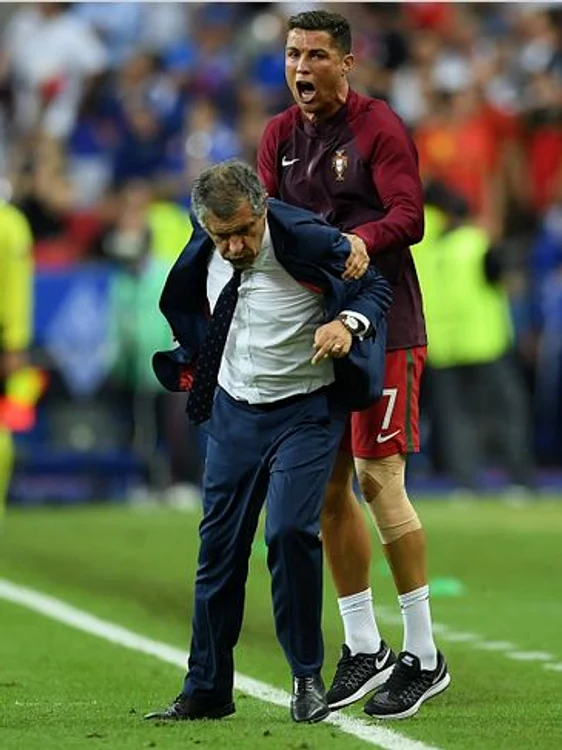 Cristiano Ronaldo a câștigat în acest sezon Liga Campionilor cu Real Madrid și Campionatul European cu Portugalia, turneu unde a marcat 4 goluri. Este marele favorit la Balonul de Aur