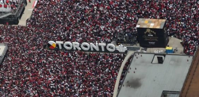 Mii de fani adunati sa sarbatoreasca victoria echipei Toronto Raptors FOTO AFP