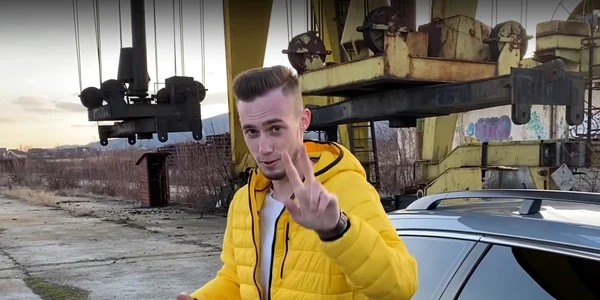 Vloggerul auto din Râmnicu Vâlcea care a rămas fără permis de conducere după ce s-a filmat în timp ce făcea drifturi şi liniuţe Foto You Tube