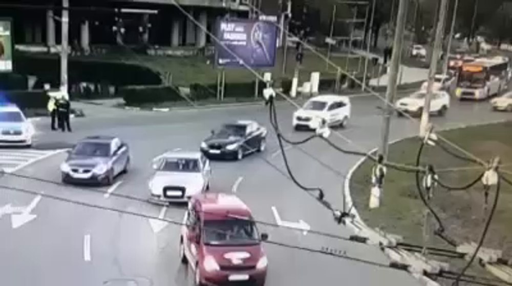 VIDEO Polițist lovit în cap cu o piatră de un suporter al echipei Dinamo. Agentul dirija traficul când a izbucnit scandalul între galerii