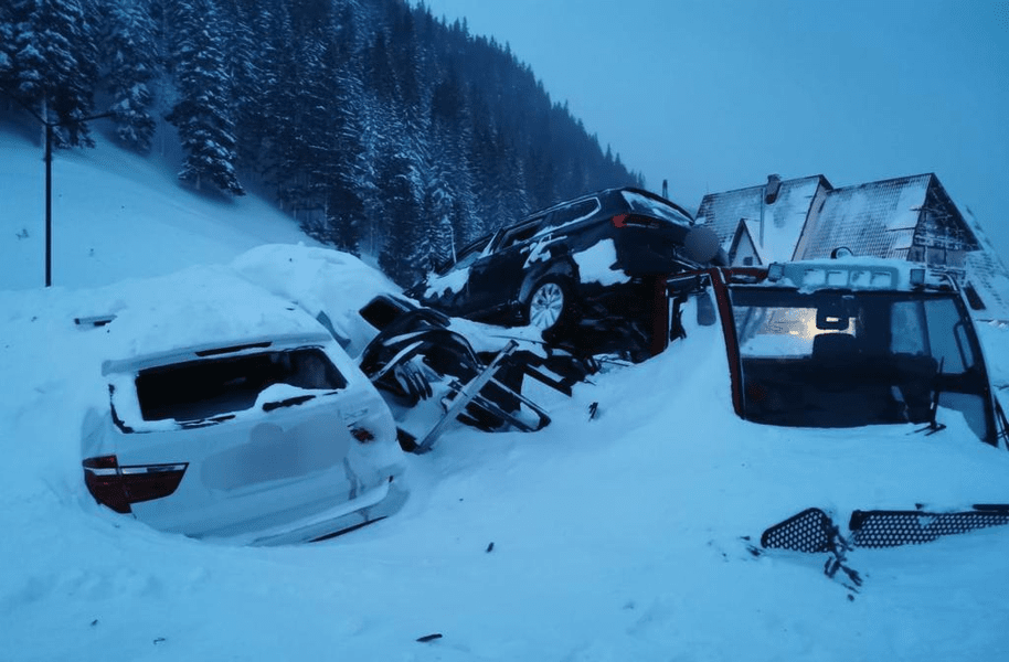 Anchetă în cazul avalanșei de la Cabana Capra. Cum au ajuns turiștii în zonă, deși drumul era închis FOTO VIDEO