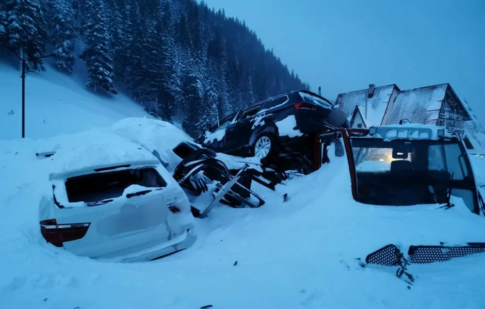 Cabana Capra lovită de o avalanșă puternică. Foto: IPJ Arges
