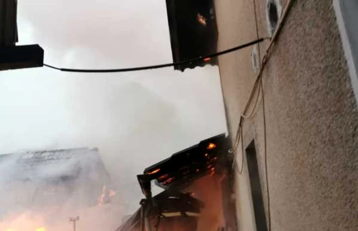 Case din Bârsoiu - Budeşti în judeţul Vâlcea mistuite de flăcări Foto Adevărul