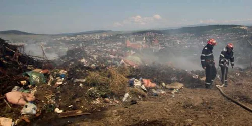 Incendiul a cuprins groapa de gunoi de la marginea Hunedoarei. FOTO