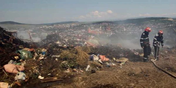 Incendiul a cuprins groapa de gunoi de la marginea Hunedoarei. FOTO