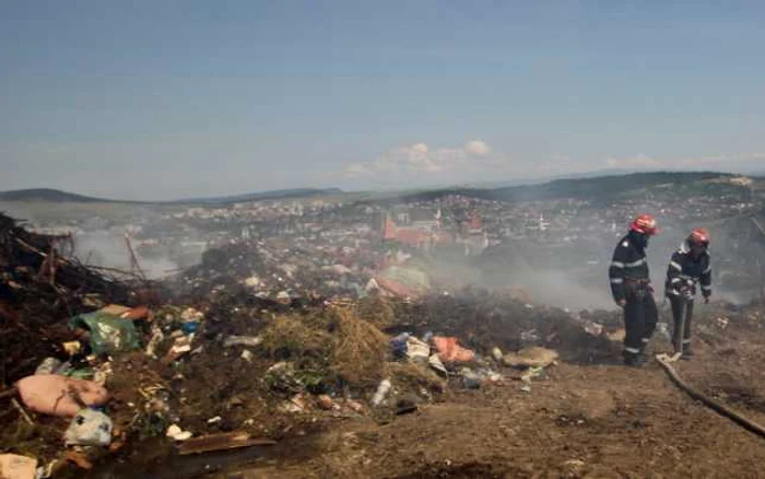 Groapa de gunoi continuă să ardă mocnit, în unele zone. FOTO: Daniel Guţă. ADEVĂRUL.