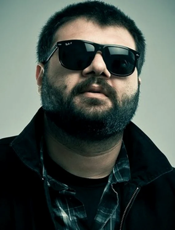 VIDEO Grasu XXL a sarit la bataie la un fan, la Nostalgia