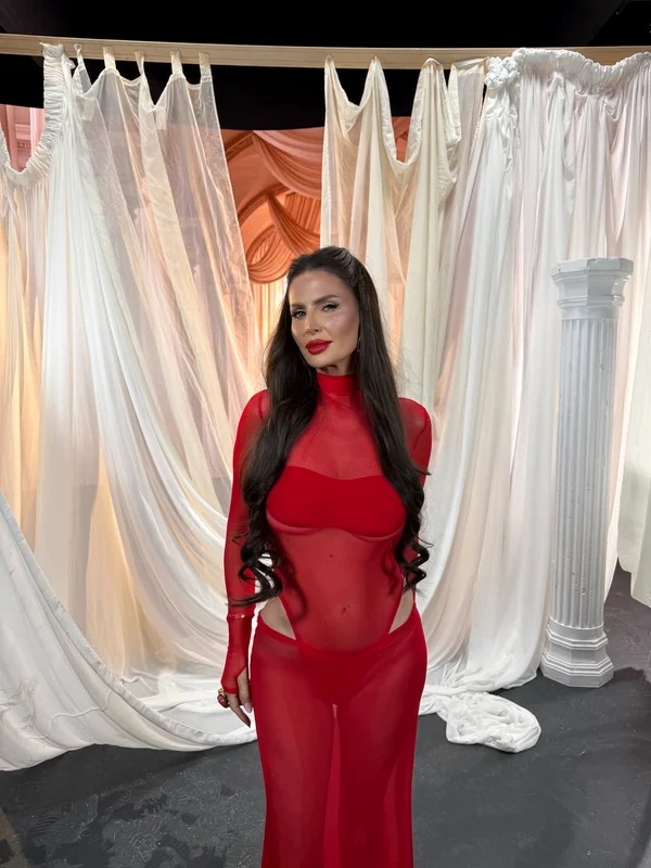 Andreea Bănică a trecut de la blond la șaten / FOTO: instagram