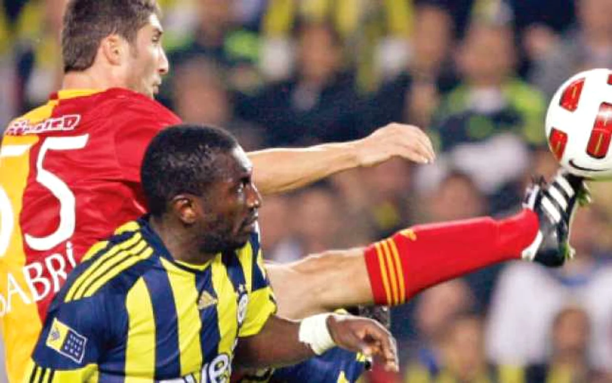 Sabri (stânga) a avut mari probleme cu atacantul senegalez Niang