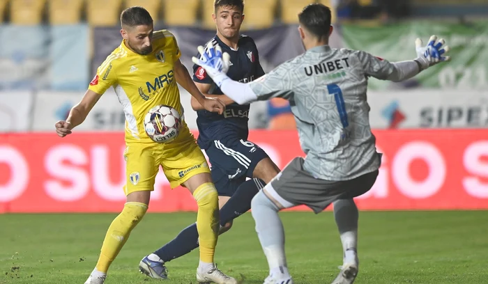 Gicu Grozav (galben), marcatorul decisiv al meciului (FOTO: Sportpictures)