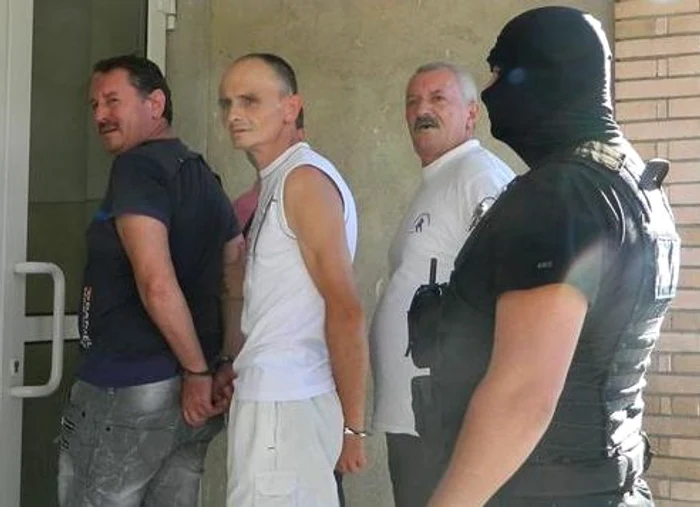 Persoanele reţinute de poliţişti