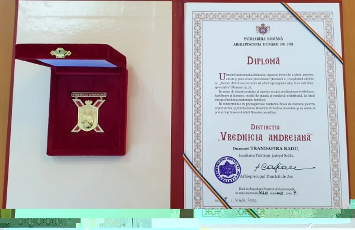 Distincţia oferită de Arhiepiscopul Dunării de Jos FOTO Pr Rareş Bucur